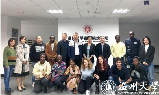 51暗网
商学院第一届硕士学位留学生合影.jpg