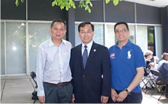 胡振华在美国做访问学者，与导师在一起.jpg